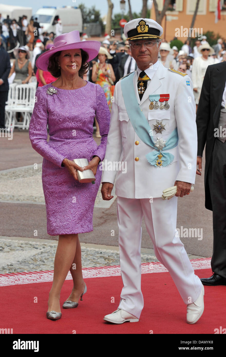 Schwedische Königin Silvia und König Carl Gustaf XVI. für die kirchliche Trauung von Fürst Albert II. mit Charlene Wittstock in dem Fürstenpalast in Monaco, 2. Juli 2011 kommen. Rund 3500 Gästen sollen die Zeremonie in der Main-Innenhof des Palastes zu folgen. Foto: Jochen Lübke Dpa +++(c) Dpa - Bildfunk +++ Stockfoto