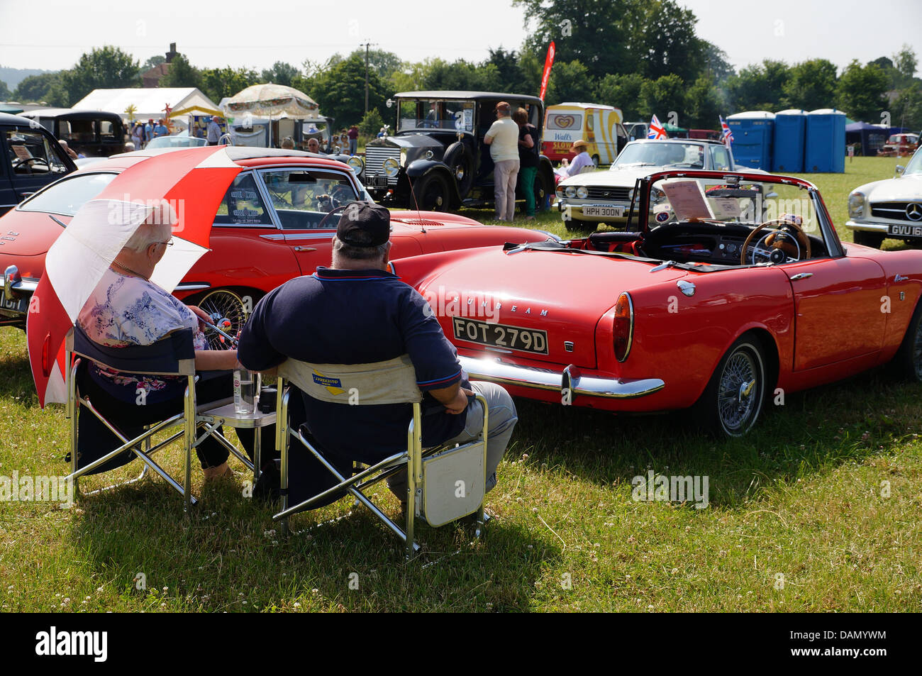 Ein paar anzeigen ihren Oldtimer bei einer Show. Stockfoto