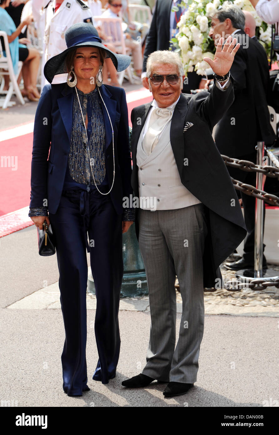 italienischer modeschopfer roberto cavalli und seine frau eva kommen fur die kirchliche trauung von furst albert ii und charlene wittstock in dem furstenpalast in monaco 2 juli 2011 rund 3500 gasten sollen
