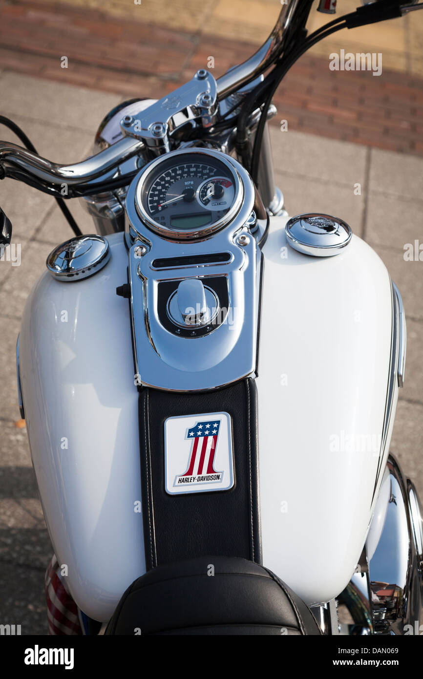 Fahrer Augen-Blick auf Harley Davidson Benzintank und Tacho Stockfoto