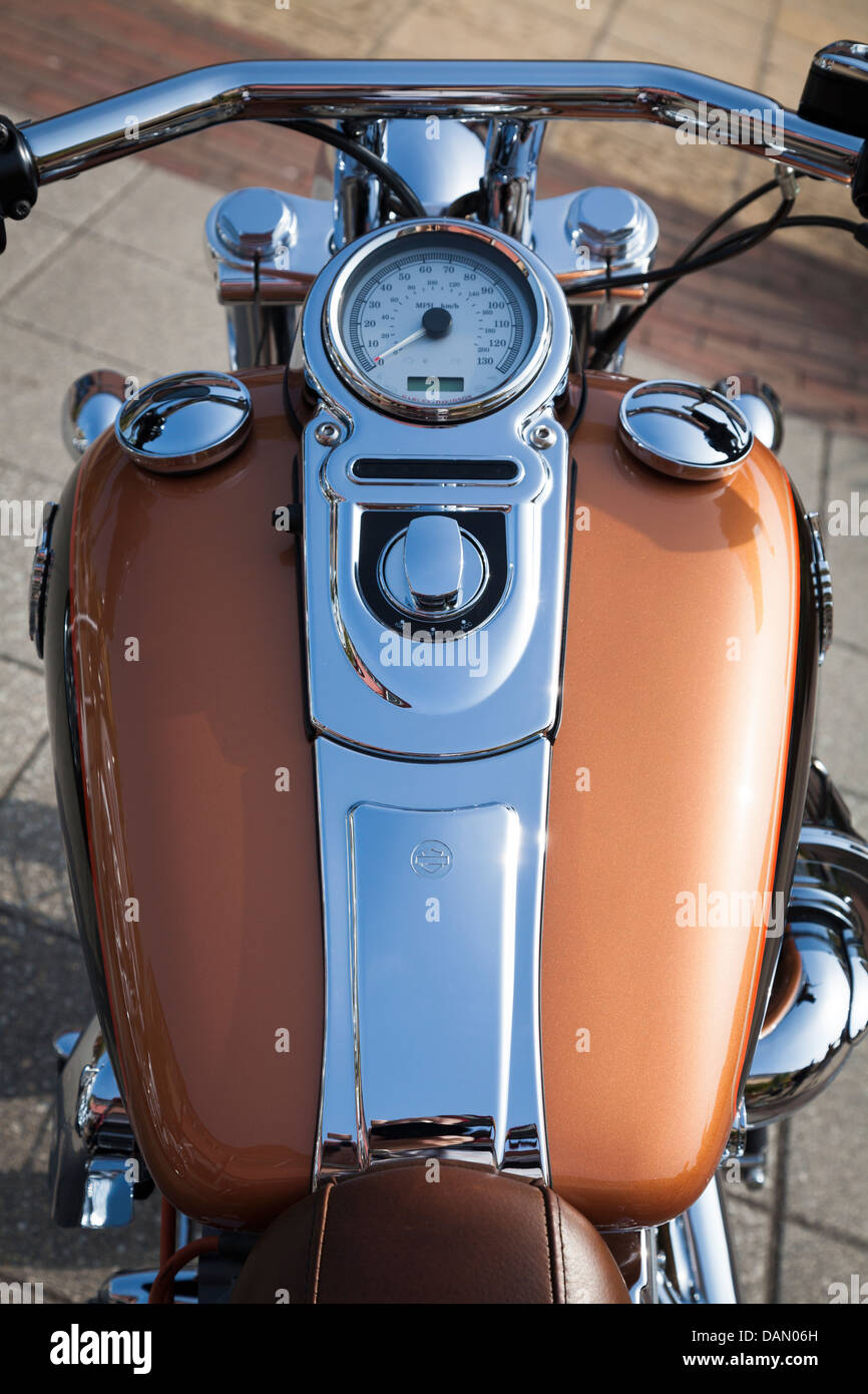 Fahrer Augen-Blick auf Harley Davidson Benzintank und Tacho Stockfoto