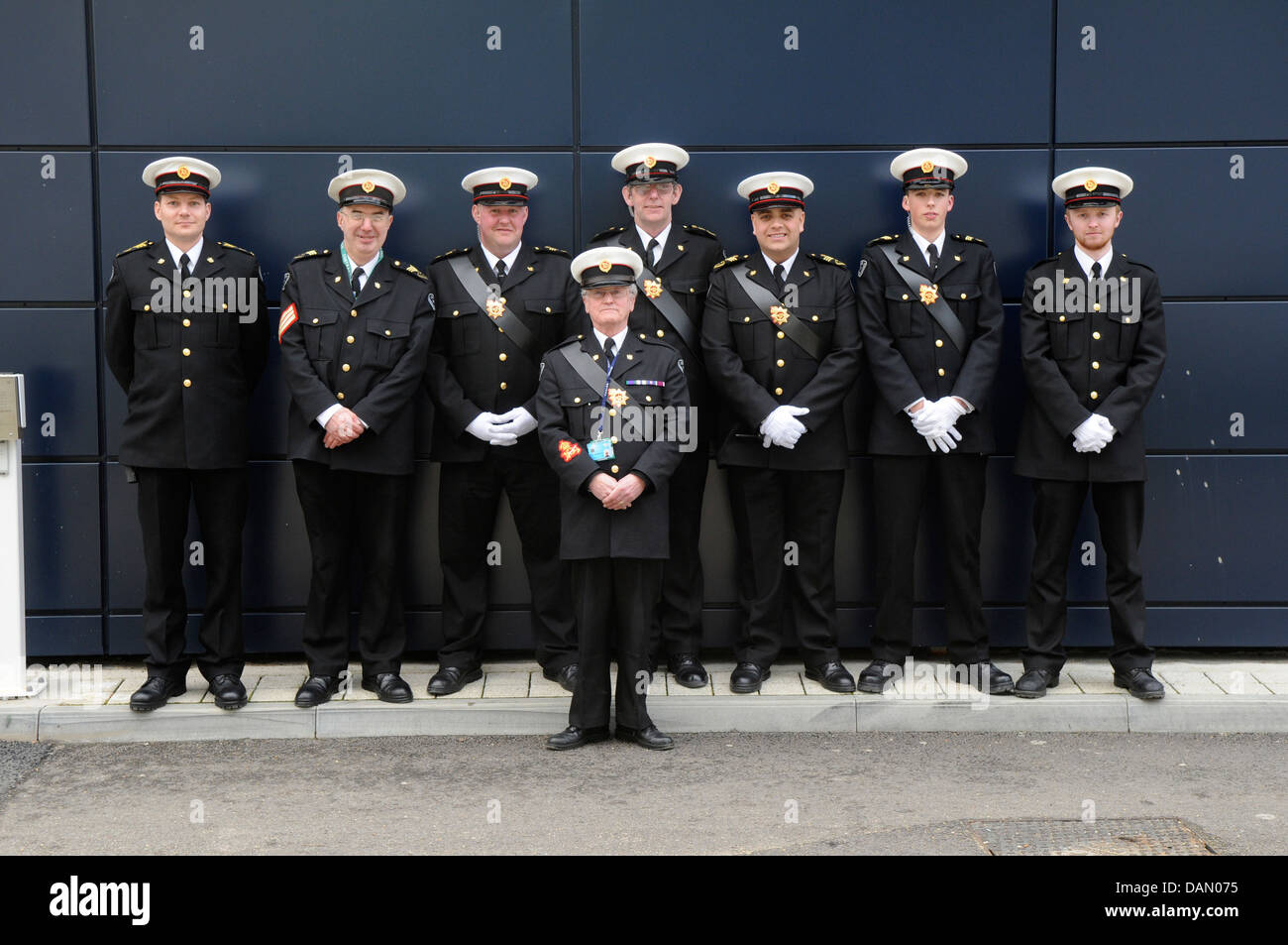 Acht uniformierte Sicherheitsleute posieren für ein Gruppenfoto Stockfoto
