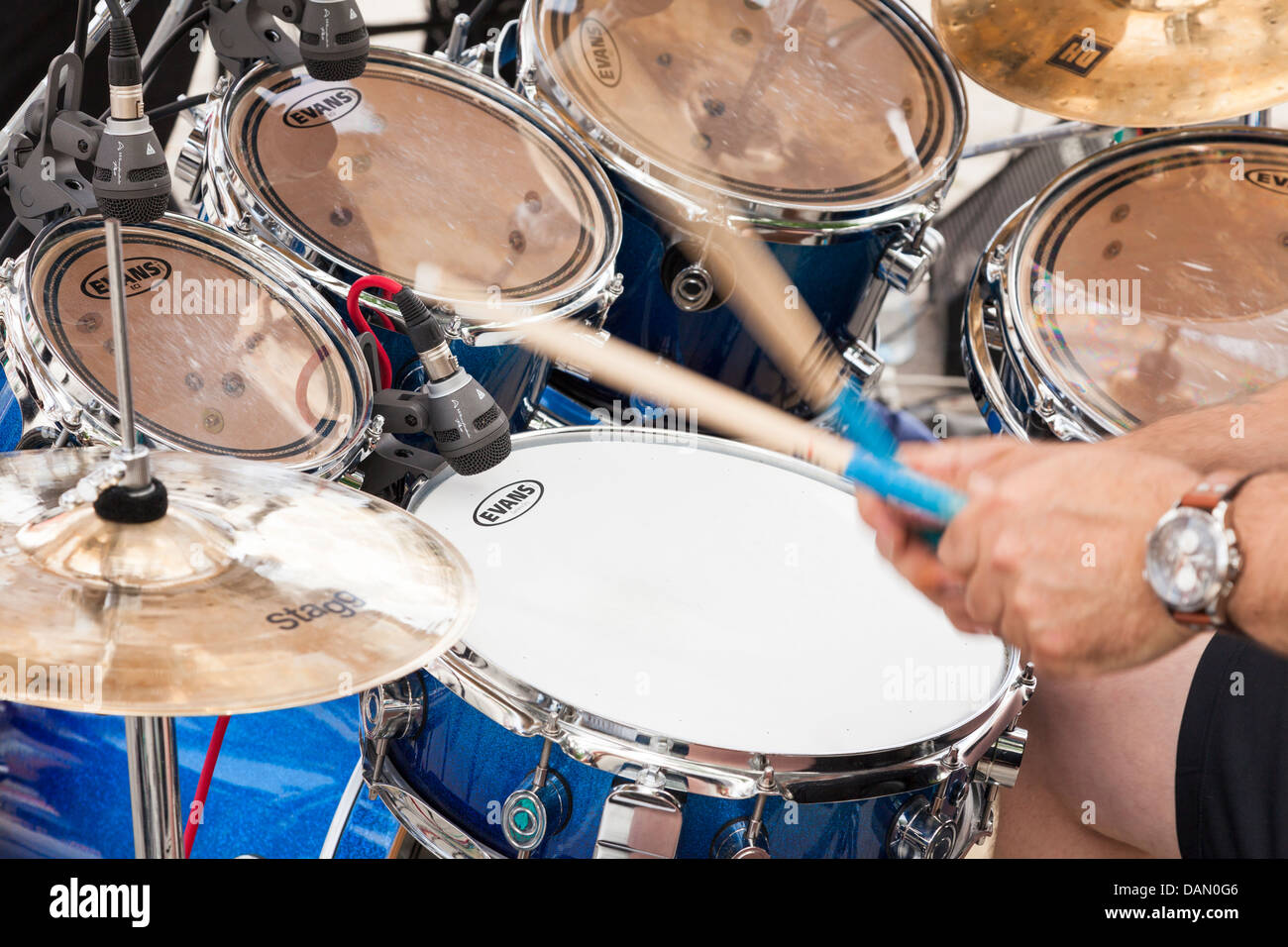 Nahaufnahme von Schlagzeuger Händen und Schlagzeug Stockfoto