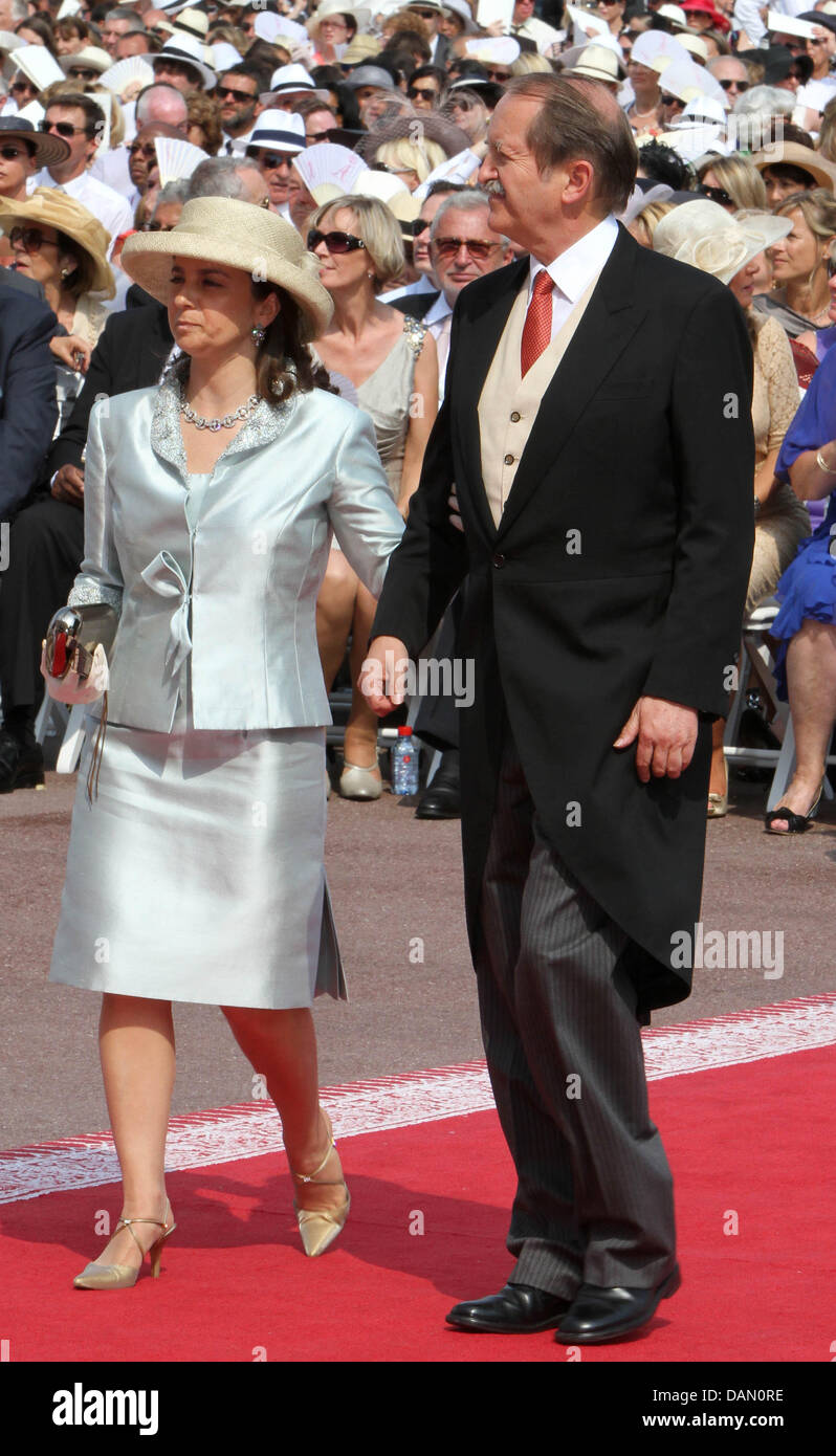 Dom Duarte Pio, Herzog von Braganza und seiner Frau Herzogin Isabel kommen für die kirchliche Trauung von Fürst Albert II. und Prinzessin Charlene in dem Fürstenpalast in Monaco, 2. Juli 2011. Rund 3500 Gästen sollen die Zeremonie in der Main-Innenhof des Palastes zu folgen. Foto: Albert van der Werf Stockfoto