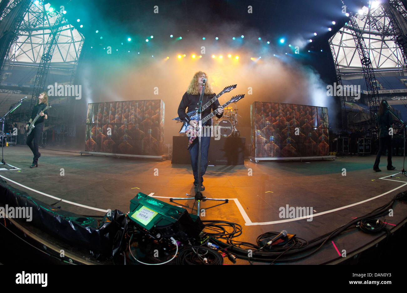 Dave Mustaine, führen Megadeth Sänger und Gitarrist und seine Band als Teil der "The Big Four"-Festival-Tour in der Arena in Gelsenkirchen, Deutschland, 2. Juli 2011. Foto: Friso Gentsch Stockfoto