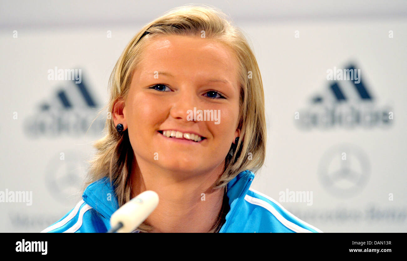 Deutsche Frauen Fußballspieler Alexandra Popp besucht eine Team-Pressekonferenz in Düsseldorf, 3. Juli 2011. Vom 26. Juni bis 17. Juli 2011 findet die FIFA Frauen Weltmeisterschaft in Deutschland statt. Foto: Carmen Jaspersen Stockfoto