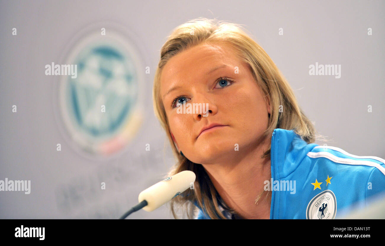 Deutsche Frauen Fußballspieler Alexandra Popp besucht eine Team-Pressekonferenz in Düsseldorf, 3. Juli 2011. Vom 26. Juni bis 17. Juli 2011 findet die FIFA Frauen Weltmeisterschaft in Deutschland statt. Foto: Carmen Jaspersen Stockfoto
