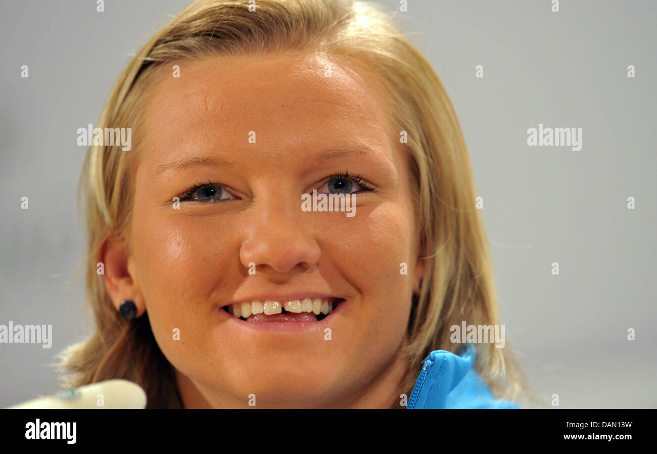 Deutsche Frauen Fußballspieler Alexandra Popp besucht eine Team-Pressekonferenz in Düsseldorf, 3. Juli 2011. Vom 26. Juni bis 17. Juli 2011 findet die FIFA Frauen Weltmeisterschaft in Deutschland statt. Foto: Carmen Jaspersen Stockfoto