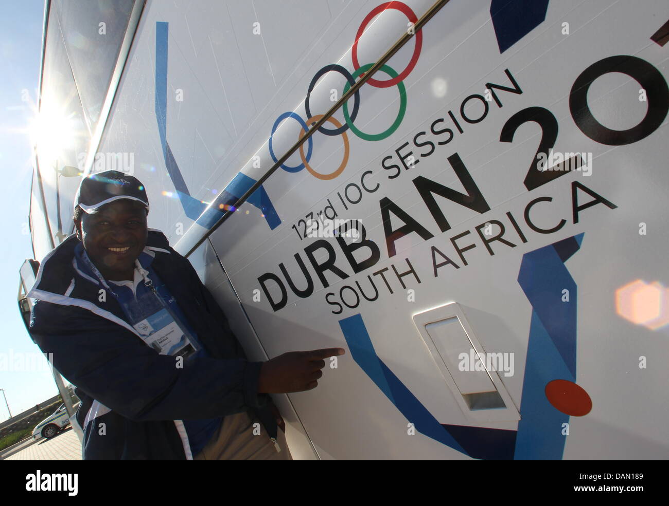 Südafrikanische Busfahrer Charles erscheint der Schriftzug auf seinem Bus, mit dem er IOC-Mitglieder in Durban, Südafrika, 3. Juli 2011 abgeholt. Am 6. Juli 2011 wird das Internationale Olympische Komitee IOC für die Gastgeberstadt der Olympischen Spiele 2018 Winter stimmen. Foto: Stephan Jansen Stockfoto