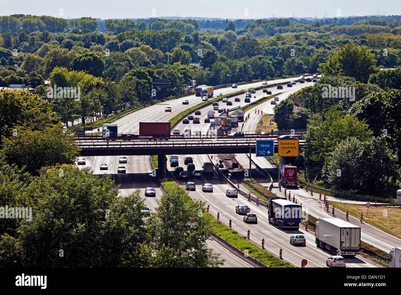 Verkehr auf der Autobahn A40, Duisburg, Ruhrgebiet, Nordrhein-Westfalen, Deutschland Stockfoto
