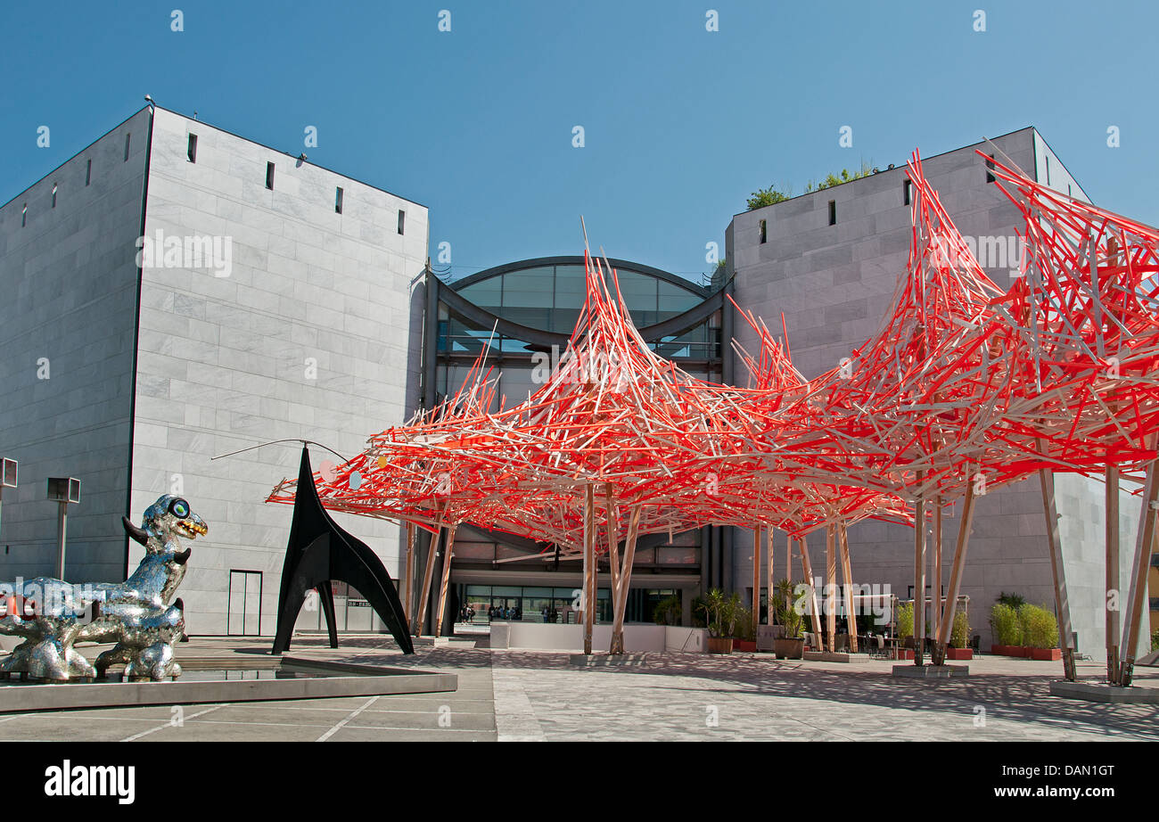 Musée d ' Art Moderne et d ' Art Contemporain - Museum für moderne und zeitgenössische Kunst schöne hölzerne Kunst Arne Quinze Alexander Calder Stockfoto