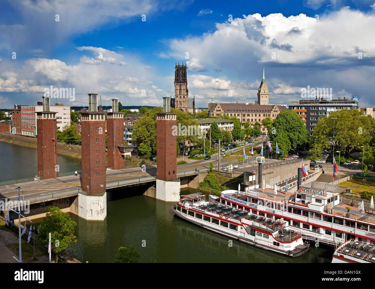 Innenhafen, Schwanentor, Salvatorkirche und Rathaus, Duisburg, Ruhrgebiet, Nordrhein-Westfalen, Deutschland Stockfoto