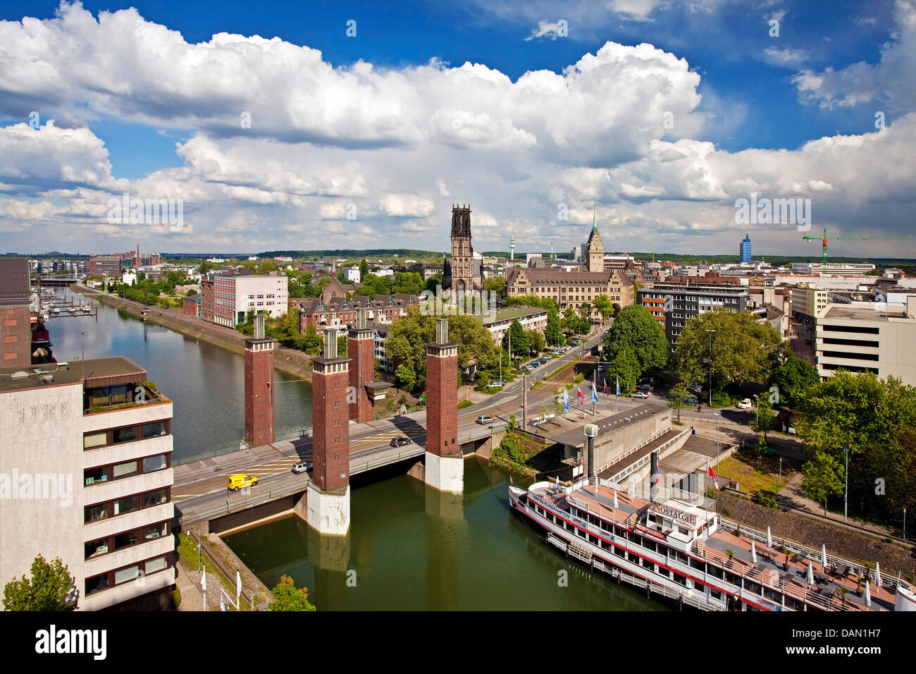 Innenhafen, Schwanentor, Salvatorkirche und Rathaus, Duisburg, Ruhrgebiet, Nordrhein-Westfalen, Deutschland Stockfoto