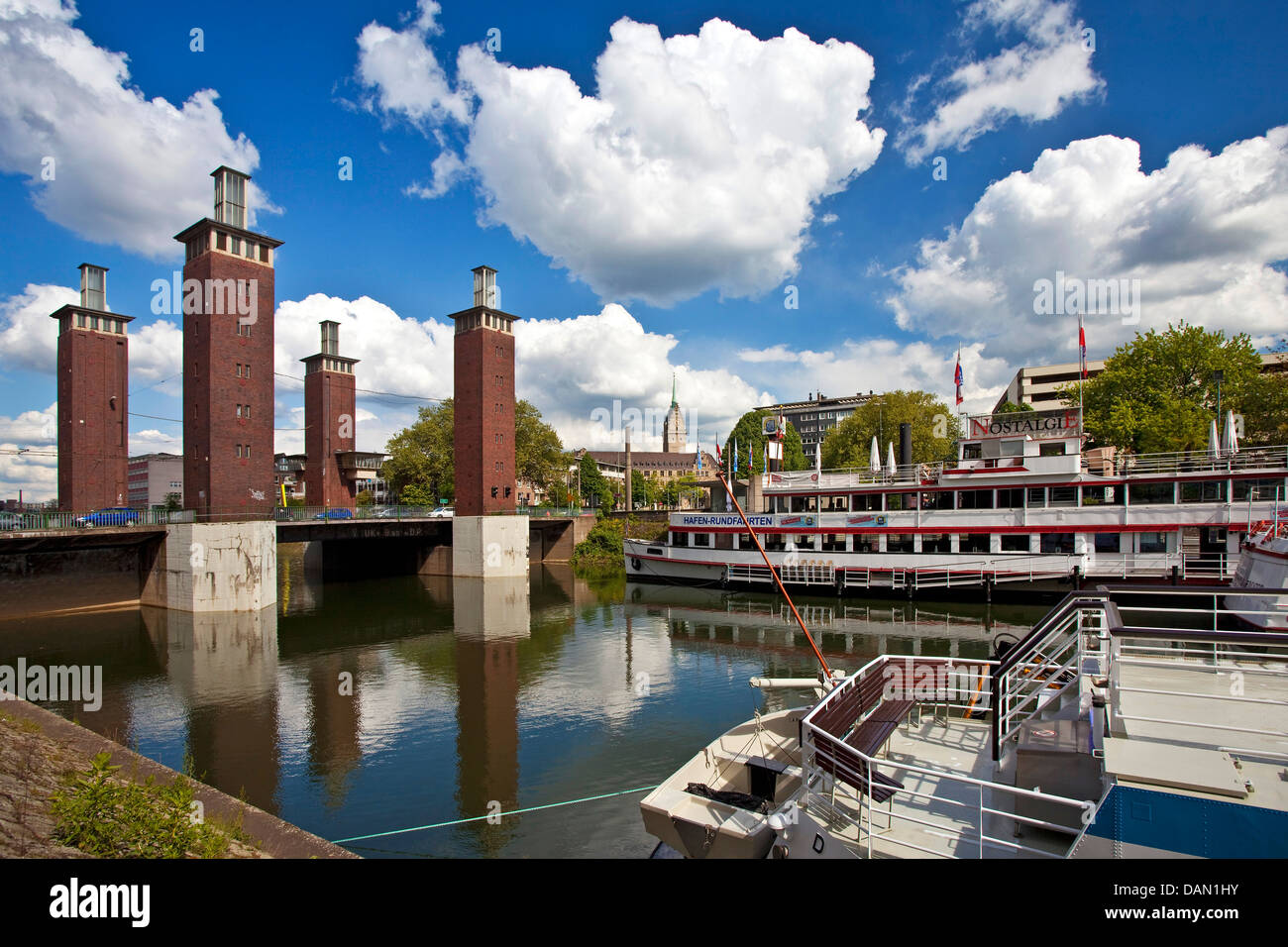 Schwanentor Brücke und Ausflugsboote im Innenhafen, Duisburg, Ruhrgebiet, Nordrhein-Westfalen, Deutschland Stockfoto