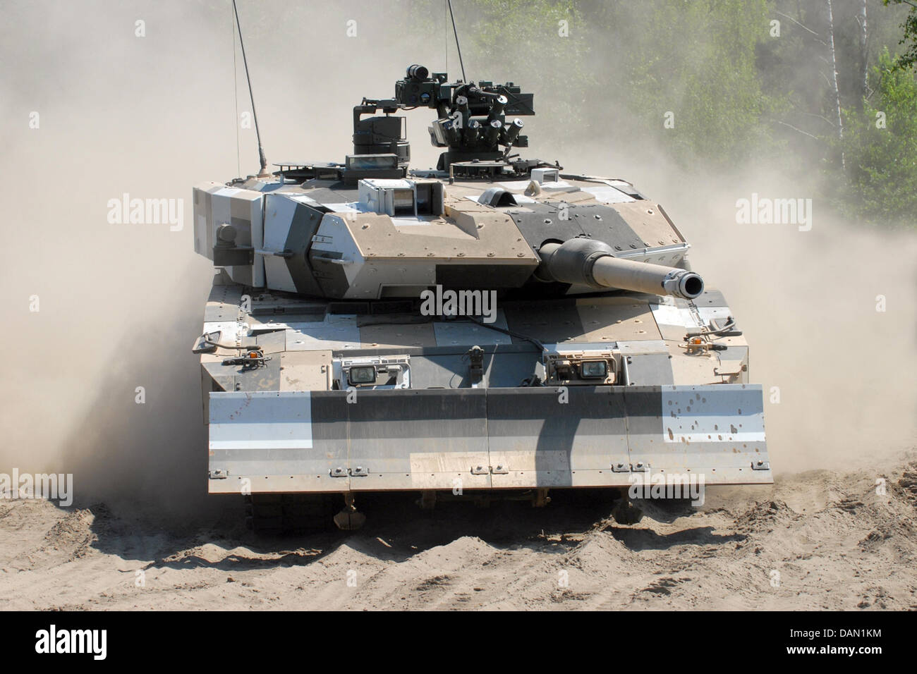 Ein undatiertes Foto zeigt ein Kampfpanzer der Typ Leopard 2 fahren auf einem Testgelände in Niedersachsen, Deutschland. Laut einem Bericht von "Spiegel" hat die deutschen Bundesrepublik Sicherheit Regierung die Lieferung von "Leopard-II-Panzern nach Saudi-Arabien genehmigt. Die Saudis sind 200 Panzern, Milliarden für die deutsche Rüstungsindustrie interessiert. Foto: KMW (Achtung: Publikation nur WLAN Stockfoto