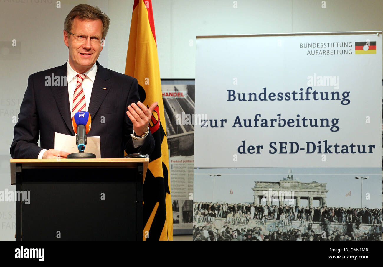 Bundespräsident Christian Wulff spricht während eines Besuchs in der Bundesstiftung für die Versöhnung der SED-Diktatur in Berlin, Deutschland, 4. Juli 2011. Der Präsident traf sich mit dem Stiftungsrat und beteiligte sich an einer Diskussion mit Mitgliedern der ehemaligen DDR-Opposition über Demokratie und Diktatur. Foto: WOLFGANG KUMM Stockfoto