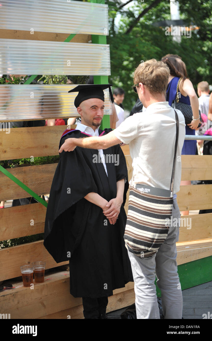 Southbank, Royal Festival Hall London, UK. 16. Juli 2013. Neu absolvierte Kunststudenten stellen für Familienfotos vor ihrer Abschlussfeier von der UAL. Bildnachweis: Matthew Chattle/Alamy Live-Nachrichten Stockfoto