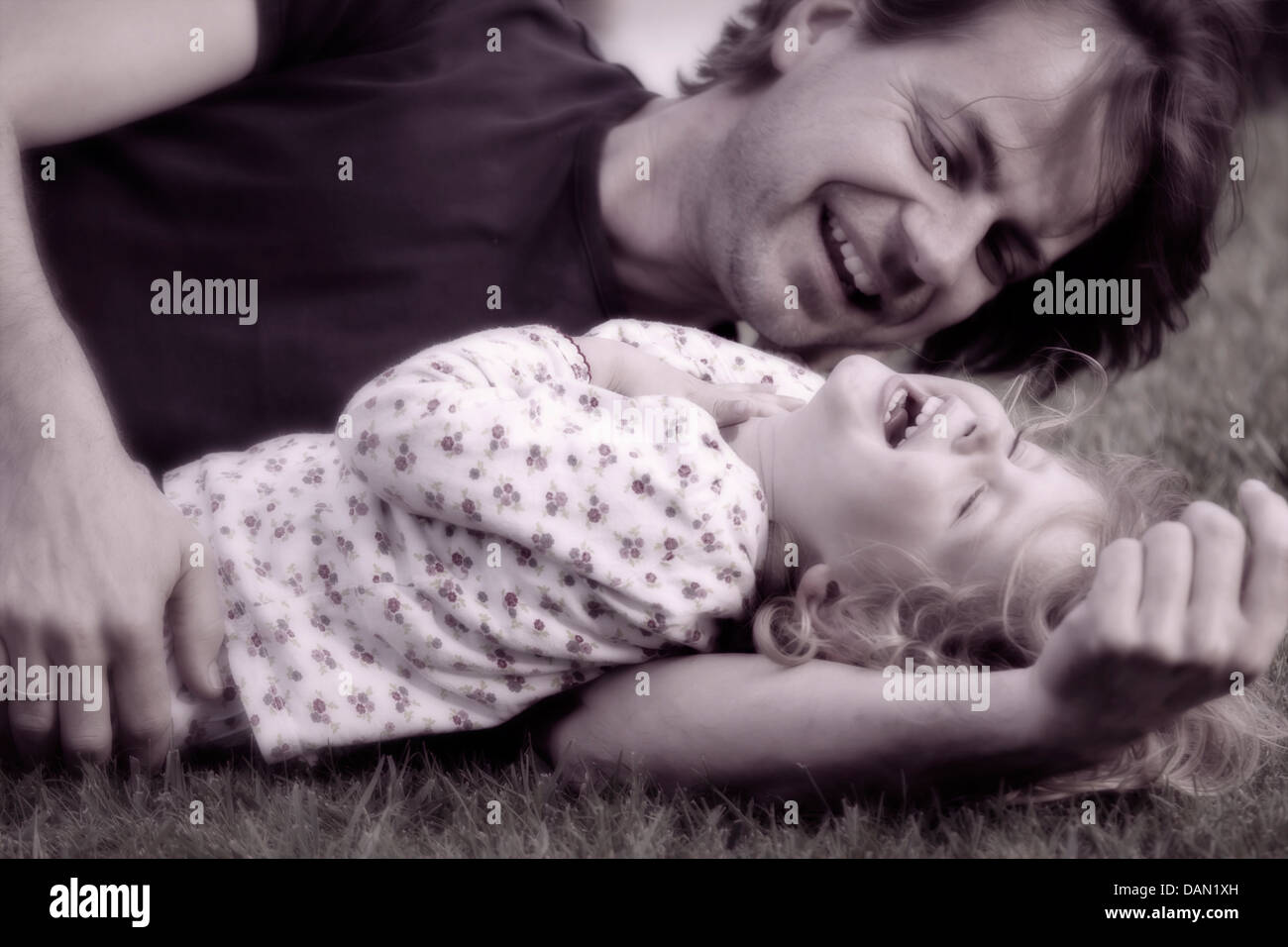 Vater und Tochter in Lachen umarmen Stockfoto