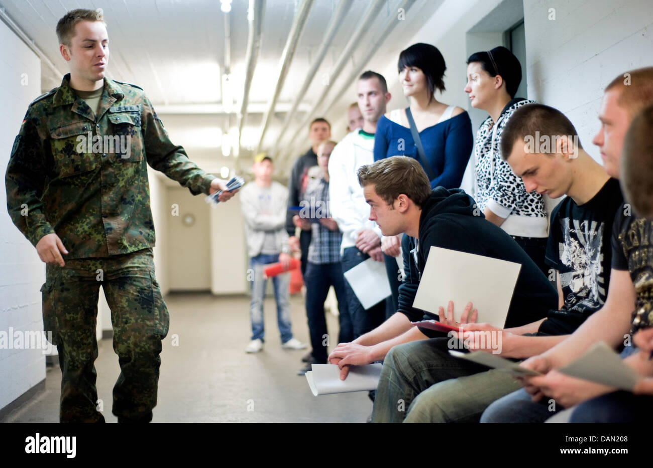 Ein Soldat der deutschen Armee händigt Stifte an Freiwilligen, die in der  Westfalen-Kaserne in Ahlen, Deutschland, 4. Juli 2011 ausfüllen müssen.  Seit 1. Juli 2011 wurde offiziell nach mehr als 50 Jahren