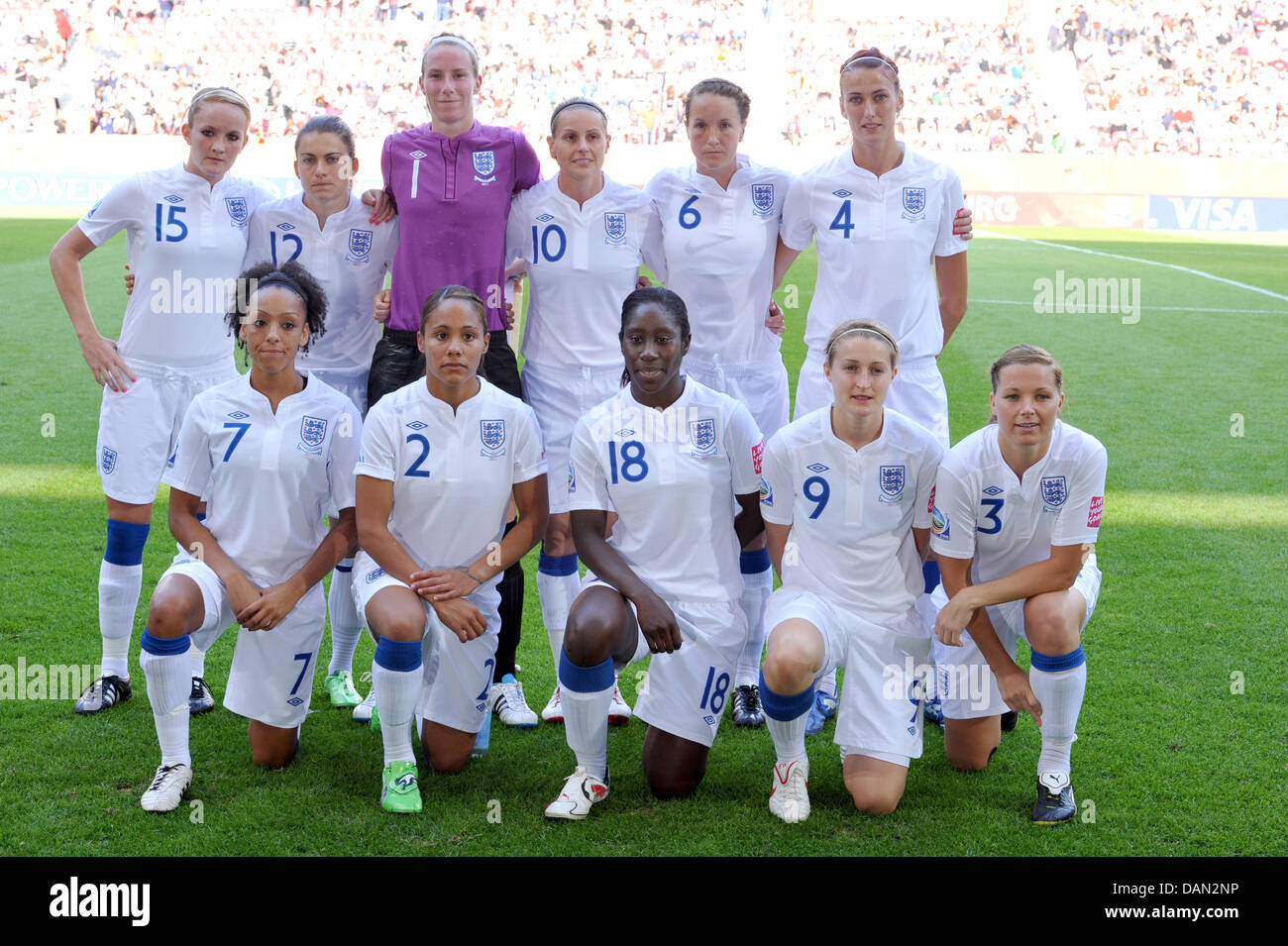England, die Startelf (wieder L-R) Sophie Bradley, Karen Carney, Karen Bardsley, Rachel Yankey, Casey Stoney, Jill Scott; (Front L-R) Jessica Clarke, Alex Scott, Anita Asante, Ellen White und Rachel Unitt innerhalb der Gruppe B Spiel England gegen Japan der FIFA Frauen WM-Fußball-Turnier bei der FIFA Frauen WM-Stadion in Augsburg, Deutschland, 5. Juli 2011. Foto: Peter Kn Stockfoto