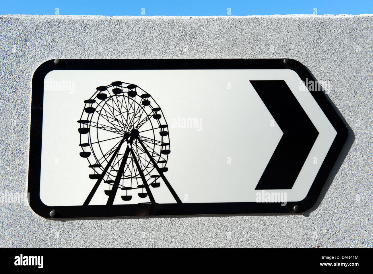 Zeichen Riesenrad Fahrt touristische Attraktion Pfeil rechts Stockfoto