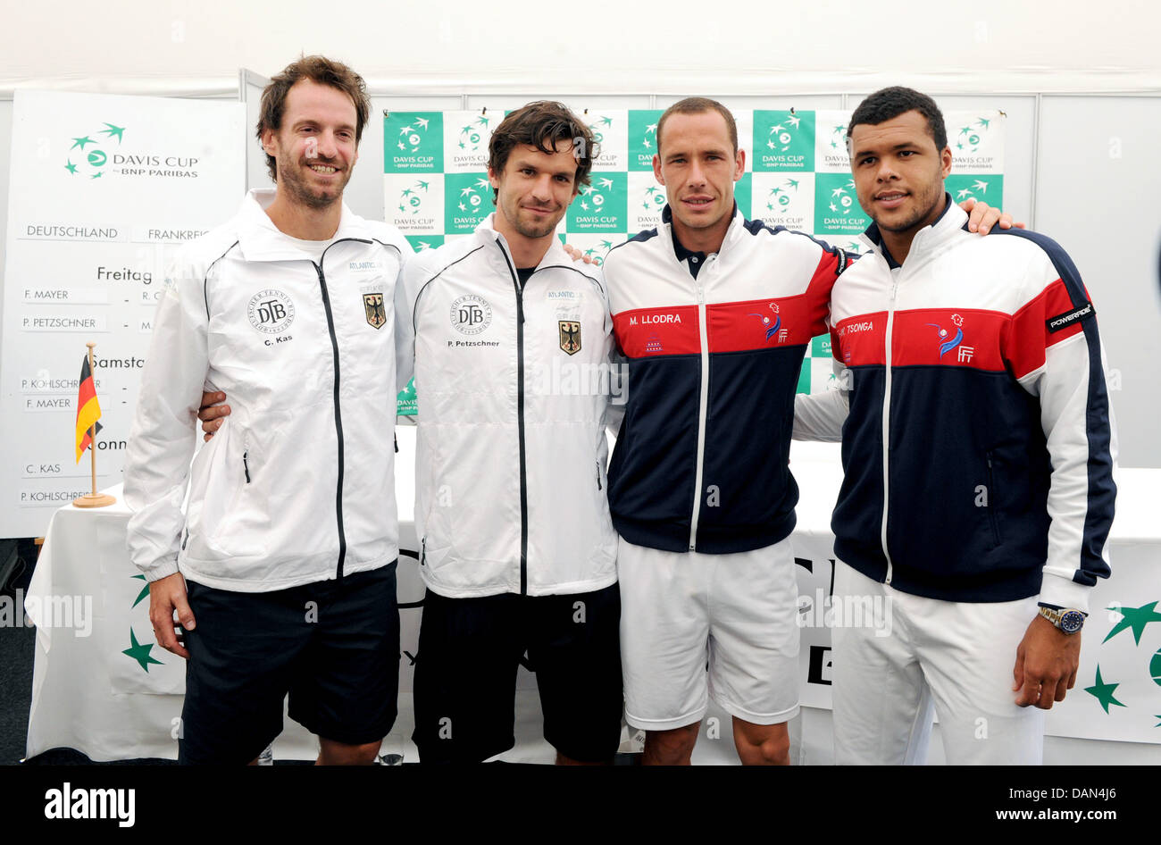 Deutsche Tennisspieler (L, R) Christopher Kas und Philipp Petzschner und Französisch Tennisspieler Michael Llodra Und Jo-Wilfried Tsonga nebeneinander stehen und Lächeln, als sie für ein Gruppenfoto bei der Auslosung für die Davis Cup Tennisturnier in Stuttgart, Deutschland, 7. Juli 2011 darstellen. Team Deutschland spielen gegen Frankreich, der Finalist des Vorjahres, in dem Viertel-fina Stockfoto