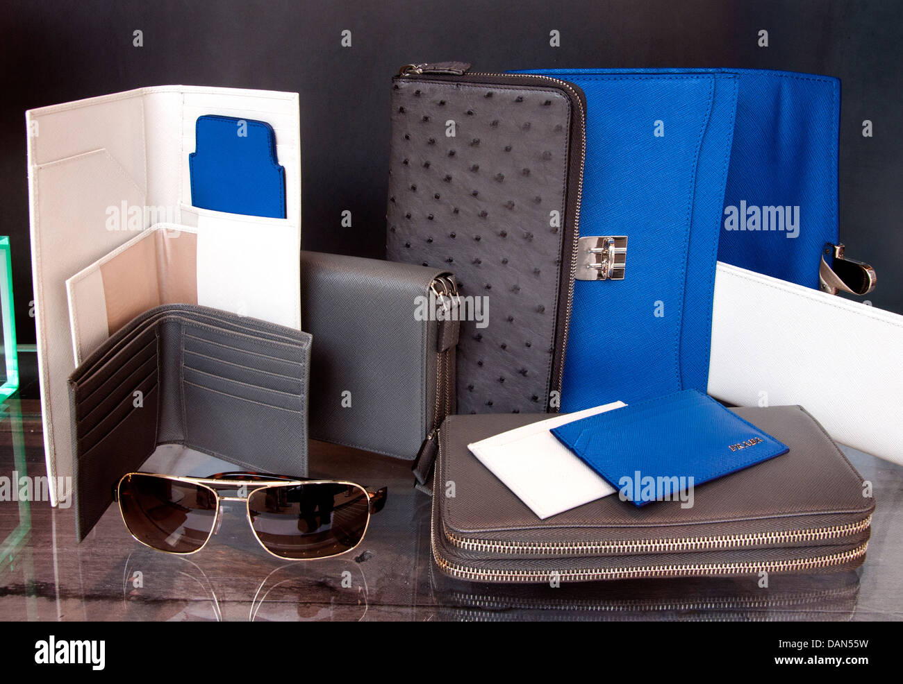 Prada Handtasche Sonnenbrille Agenda Modegeschäft Monaco Cote d ' Azur Stockfoto