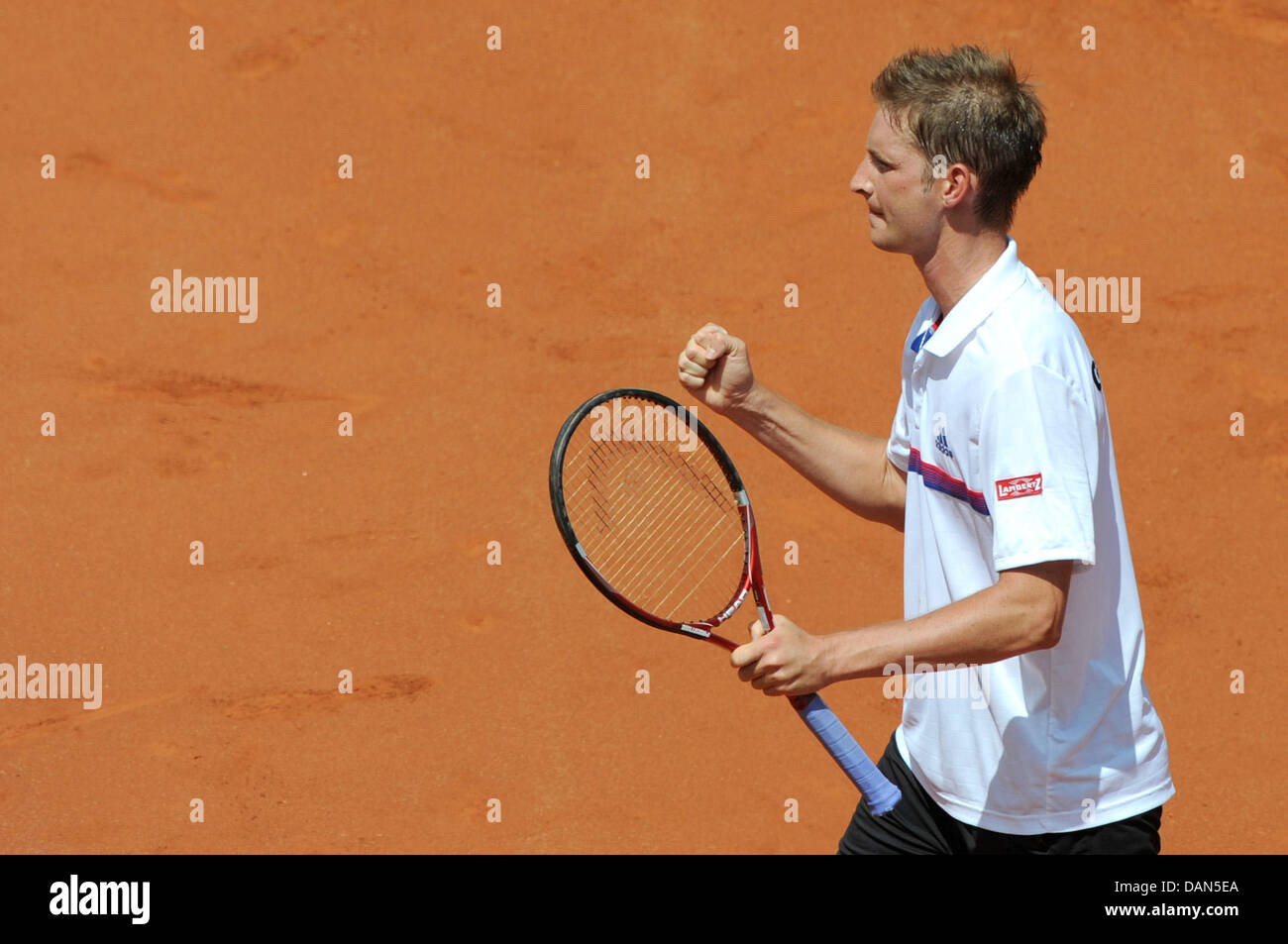 Tennis Profi Florian Mayer aus Deutschland Jubel beim Davis Cup World Group Viertelfinale Spiel gegen Franzosen Richard Gasquet in Stuttgart, Deutschland, 8. Juli 2011. Das neunte Davis-Cup-Duell zwischen Deutschland und Frankreich findet vom 08 bis 10. Juli 2011. Foto: MARIJAN MURAT Stockfoto