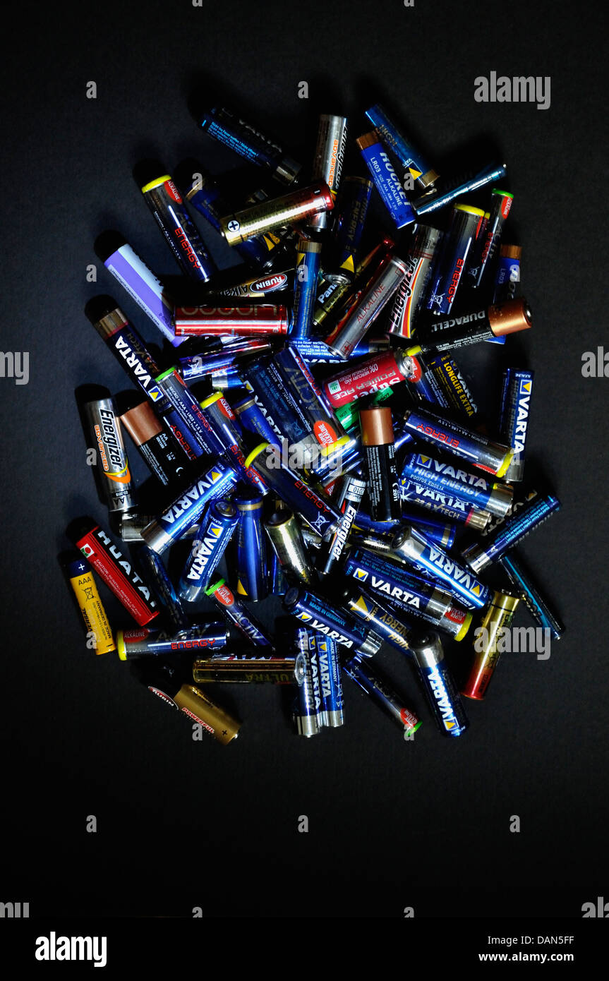 Batterien auf schwarzem Hintergrund Stockfoto