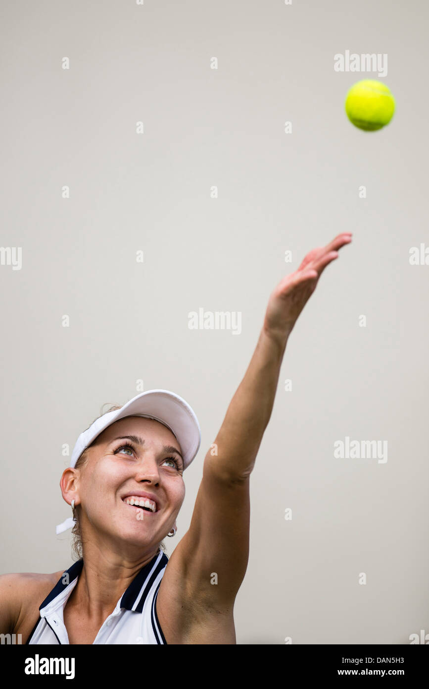 Elena Vesnina Russlands in Aktion Portionen während Singles match Stockfoto