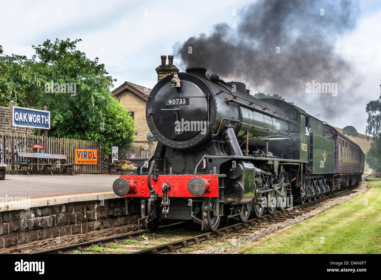 WD-Klasse 2-8-0 (8F) Dampf Lok Nr. 90733 an der Oakworth Station der Szene des Films Railway Children. Stockfoto