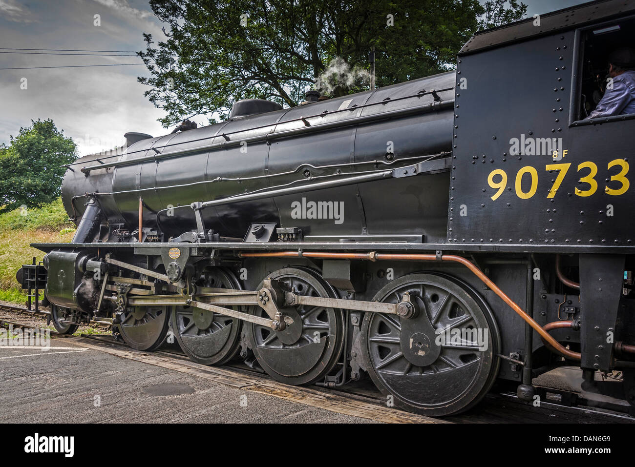 WD-Klasse 2-8-0 (8F) Dampf Lok Nr. 90733 an der Oakworth Station der Szene des Films Railway Children. Stockfoto