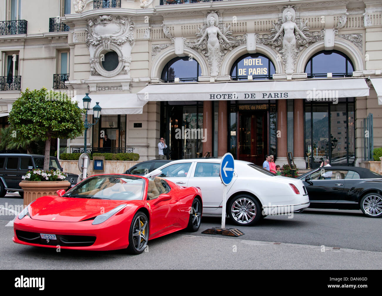 Hotel de Paris - Le Louis XV gegenüber vom Grand Casino Monte Carlo Fürstentum von Monaco Luxusautos Bentlee Mercedes Ferrari Stockfoto