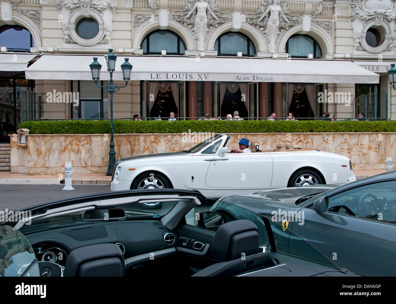 Hotel de Paris - Le Louis XV gegenüber vom Grand Casino Monte Carlo Fürstentum von Monaco Luxusautos Bentlee Mercedes Ferrari Stockfoto