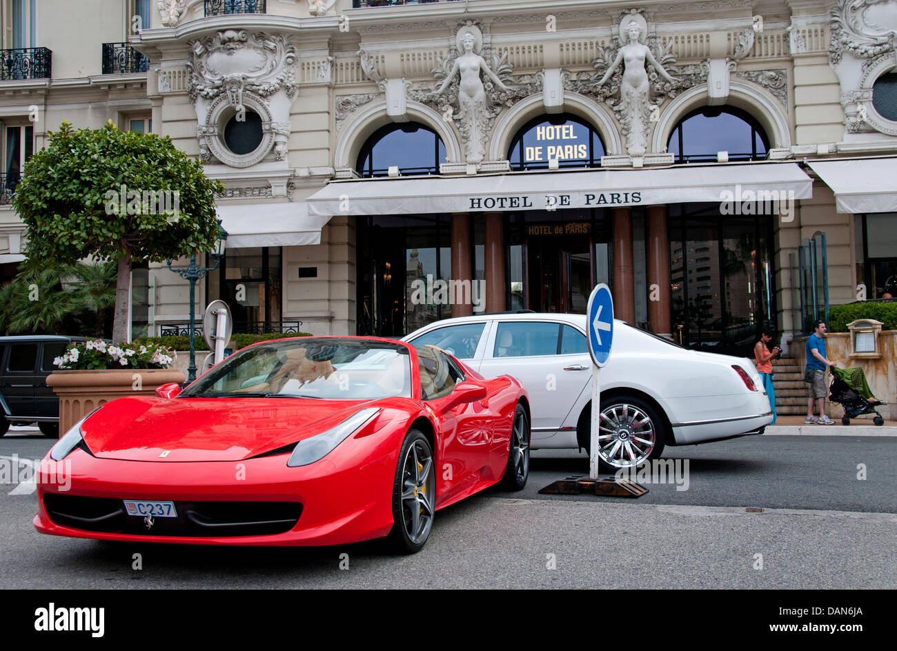 Hotel de Paris - Le Louis XV gegenüber vom Grand Casino Monte Carlo Fürstentum von Monaco Luxusautos Bentlee Mercedes Ferrari Stockfoto