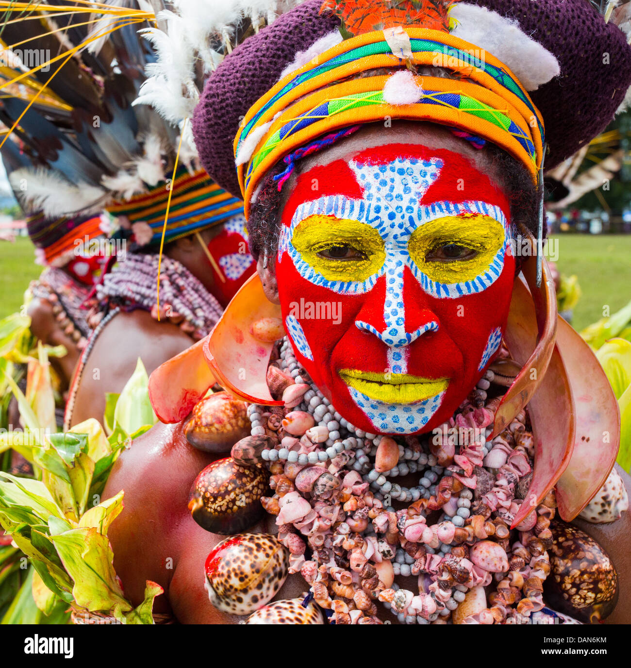 Indianerin mit ihrem Gesicht hell lackiert und trägt eine Halskette von Muscheln auf dem Goroka Festival in Papua-Neu-Guinea Stockfoto