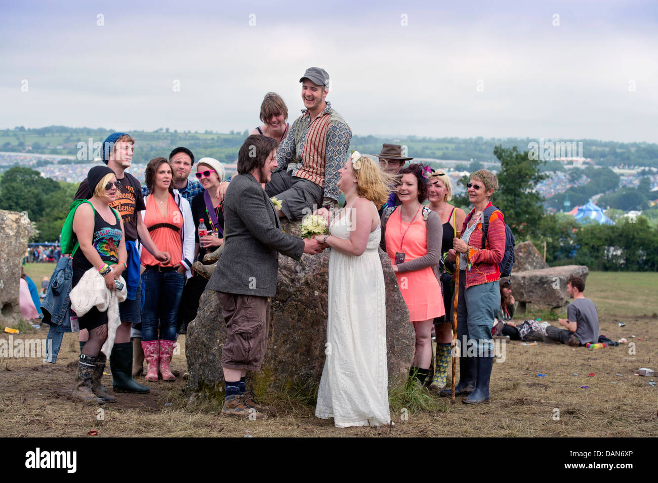 Glastonbury Festival 2013 UK - ein paar segne ihre Hochzeit in den Steinkreis. Stockfoto