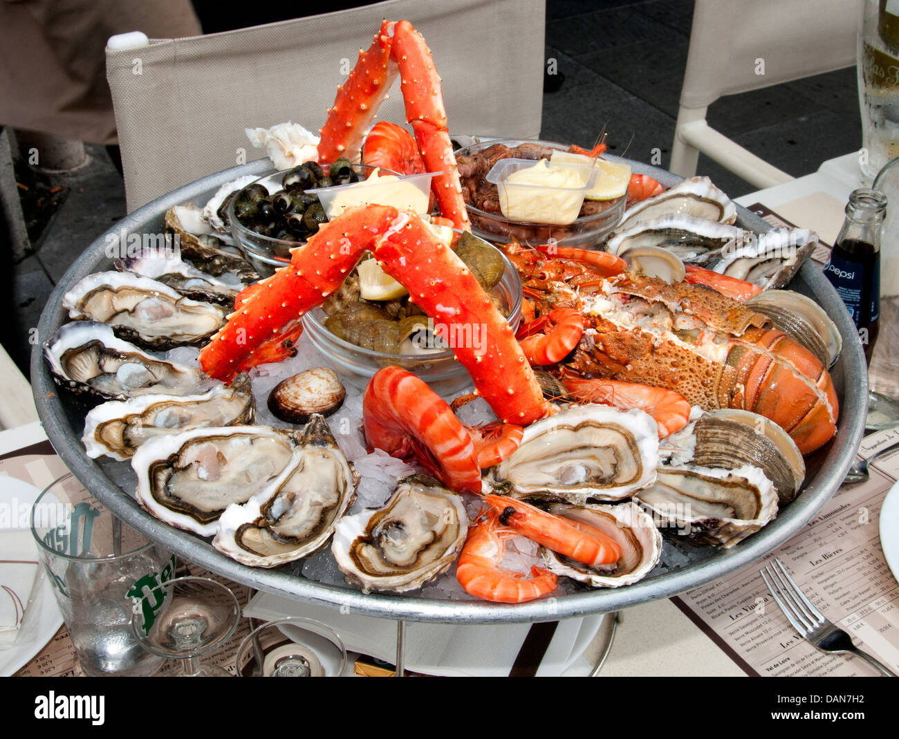 Fruits de Mer französische Meeresfrüchte Austern Garnelen Hummer Immergrün Krabben Garnelen Scampi Muscheln Muscheln Muscheln Stockfoto