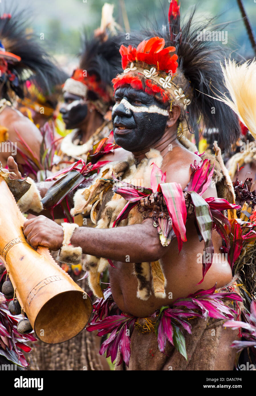 Männer und Frauen tanzen in Stammes-Tracht auf dem Goroka Festival in Papua-Neu-Guinea Stockfoto