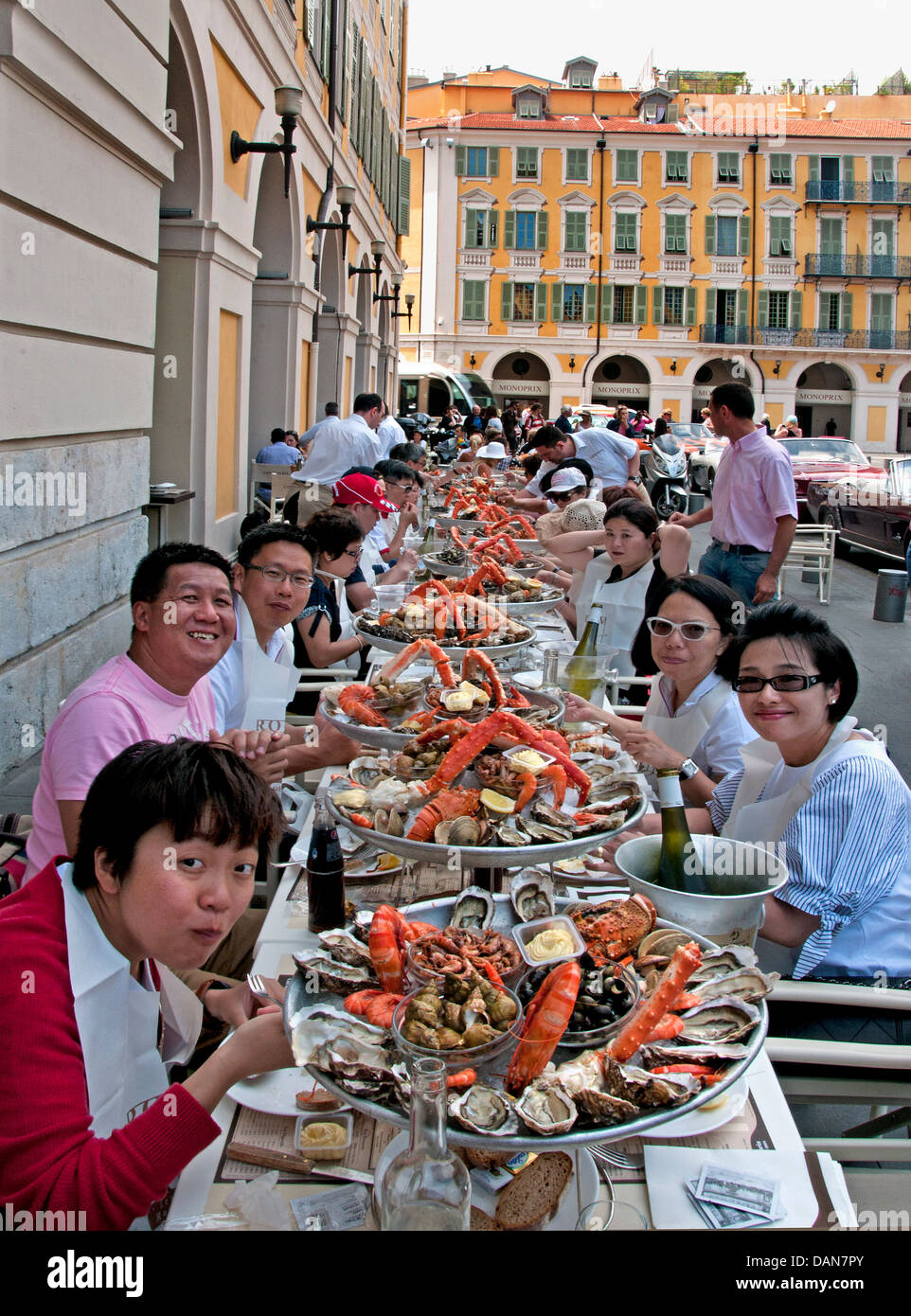 Lunch Cafe de Turin Nizza Frankreich chinesische Leute Obst de Mer französische Meeresfrüchte Austern Garnelen Hummer Krabben Garnelen Muscheln Stockfoto