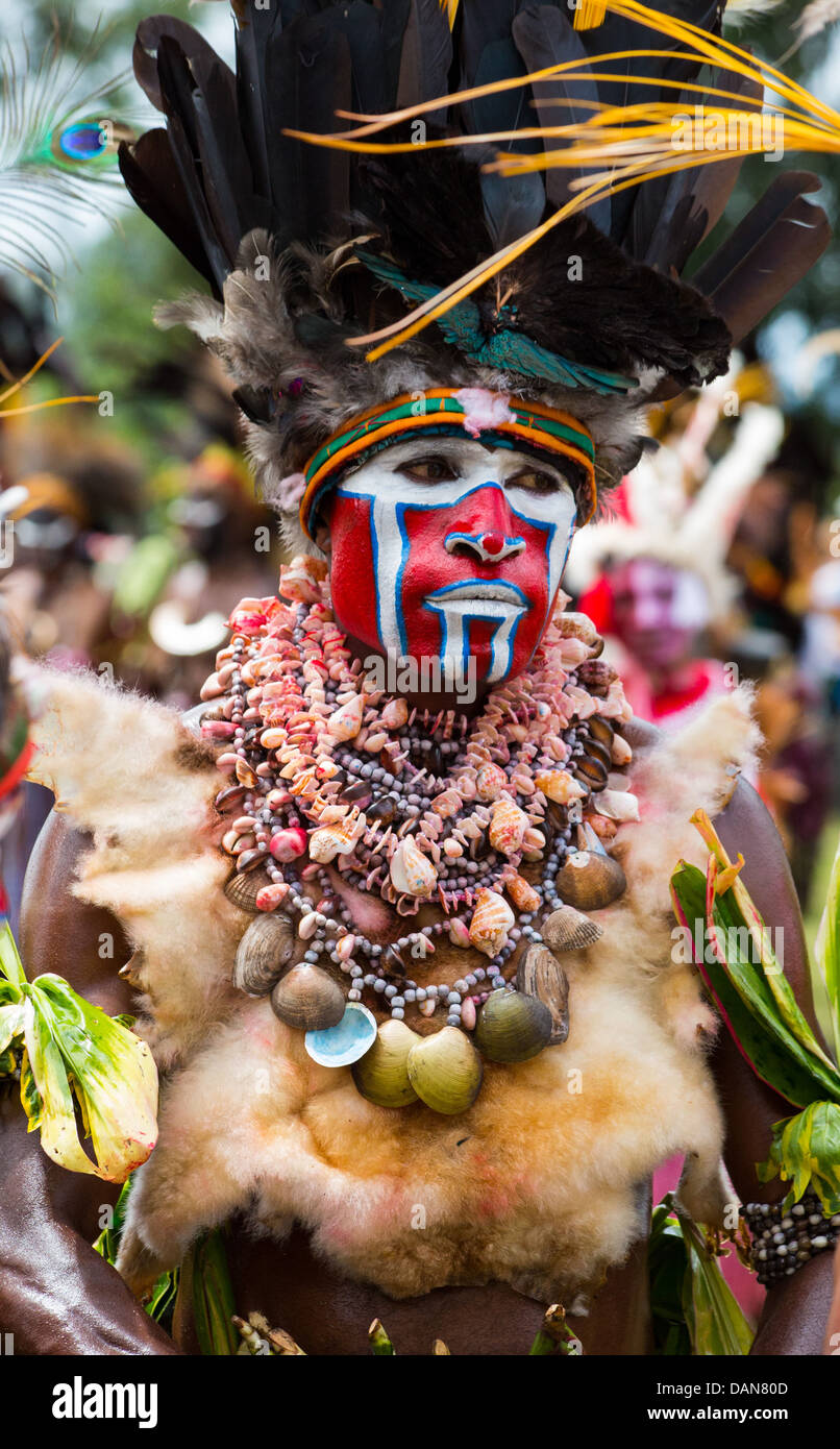Mann mit seinem Gesicht gemalt, mit Muscheln und Tierhäute, Goroka Show, Papua-Neu-Guinea Stockfoto