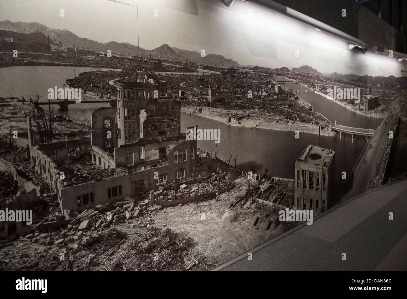 Fotografischen Wandbild von Hiroshima in der Nähe des Hypozentrums nach der Atombombe, Hiroshima Peace Memorial Museum, Japan Stockfoto