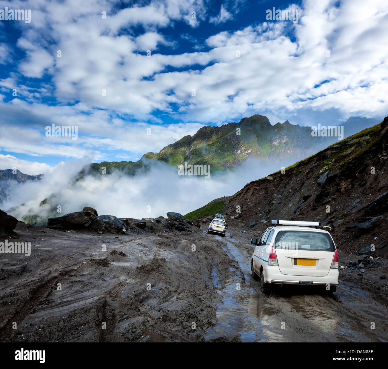 Fahrzeuge auf schlechten Straßen im Himalaya. In der Nähe von Rohtang La Pass, Himachal Pradesh, Indien Stockfoto