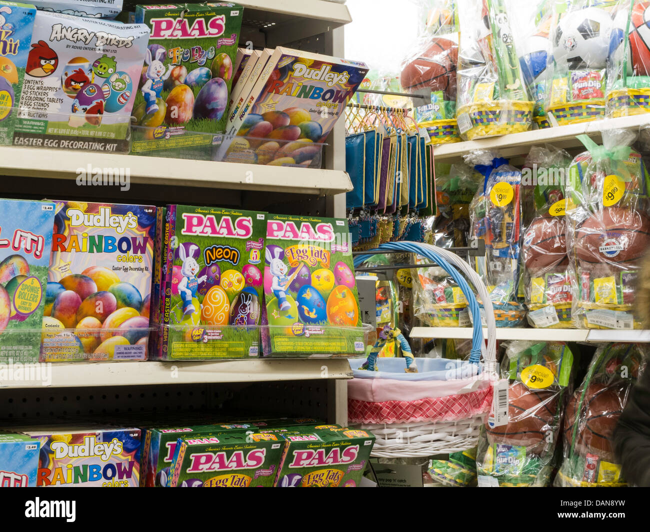 Traditionelle Ostern Dekorationen Display, Kmart, NYC Stockfoto