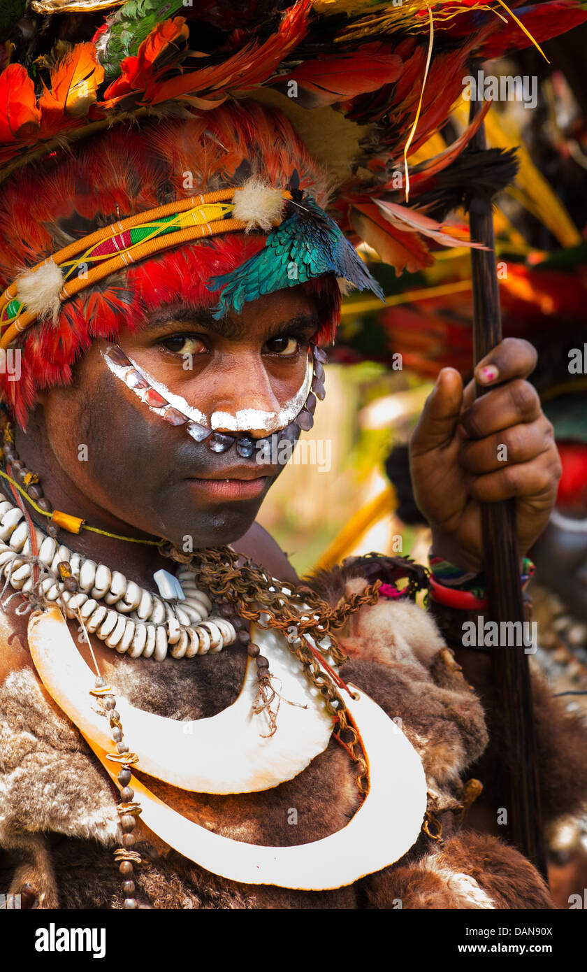 Junge Frau mit ihrem Gesicht gemalt und tragen eine Feder Kopfschmuck und Tierhäute, Goroka Festival, Papua-Neu-Guinea Stockfoto