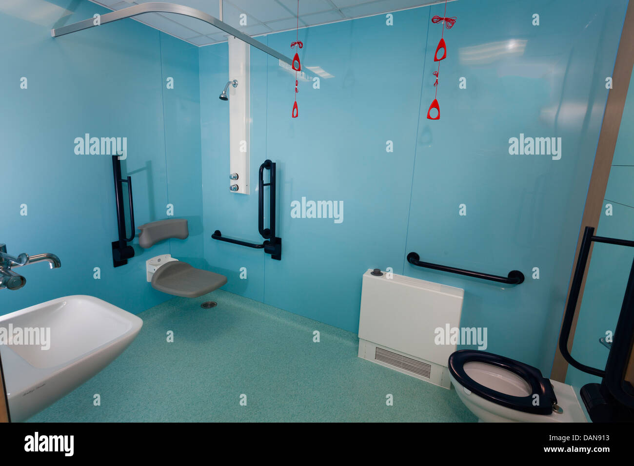 Krankenhaus Bad mit Behinderungen Hilfe leisten. Stockfoto