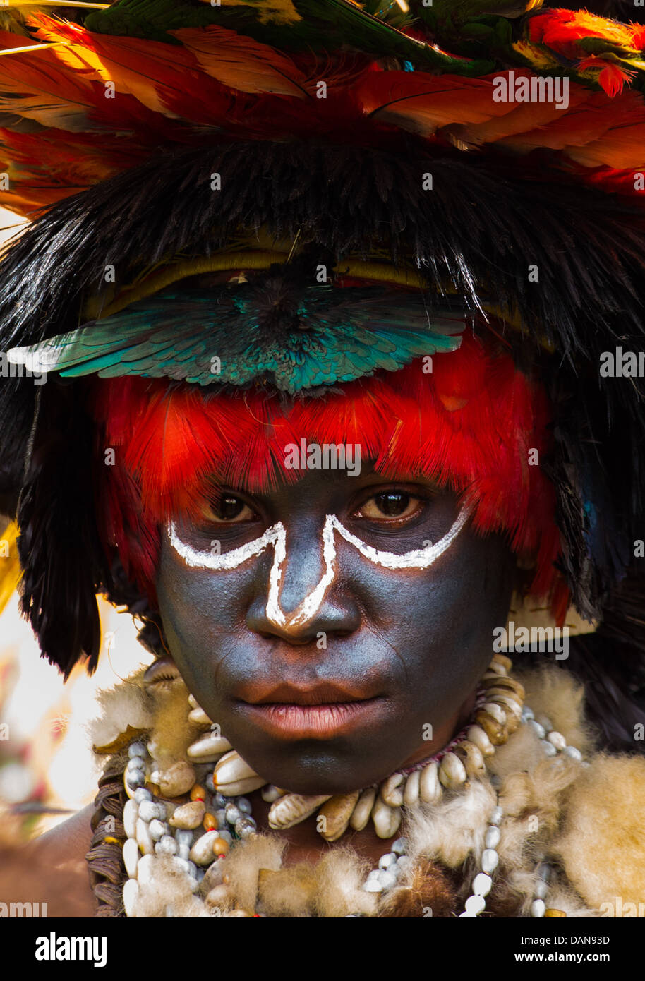 Junge Frau mit ihrem Gesicht gemalt und tragen einen Feder Kopfschmuck, Goroka Festival, Papua-Neu-Guinea Stockfoto