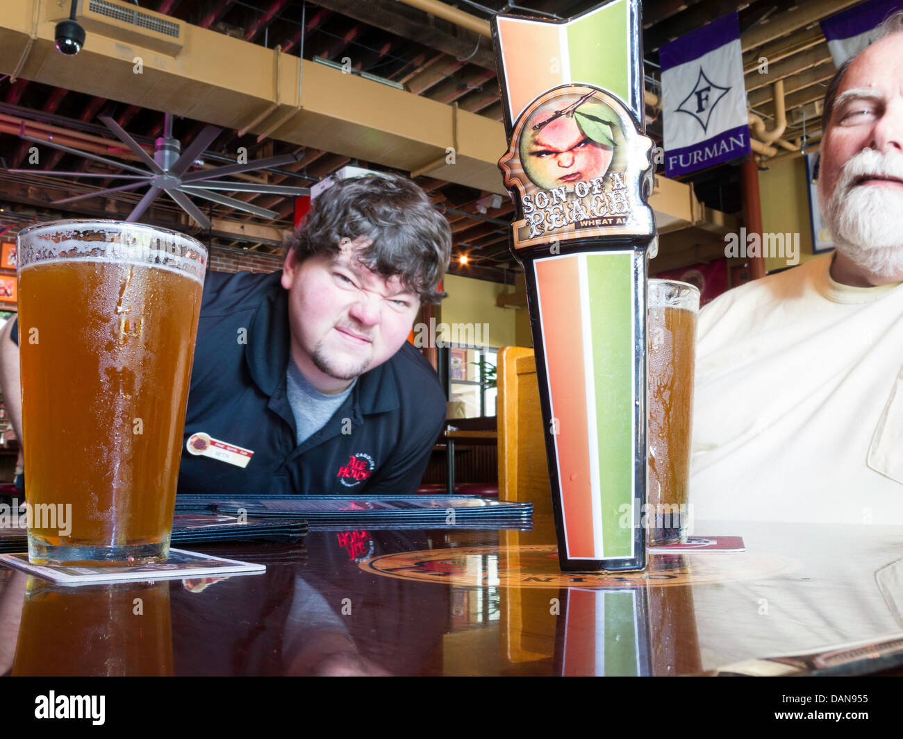 Server und Mäzen, Sohn von einem Pfirsich Weizen Ale, Carolina Ale House, Greenville, SC, USA Stockfoto