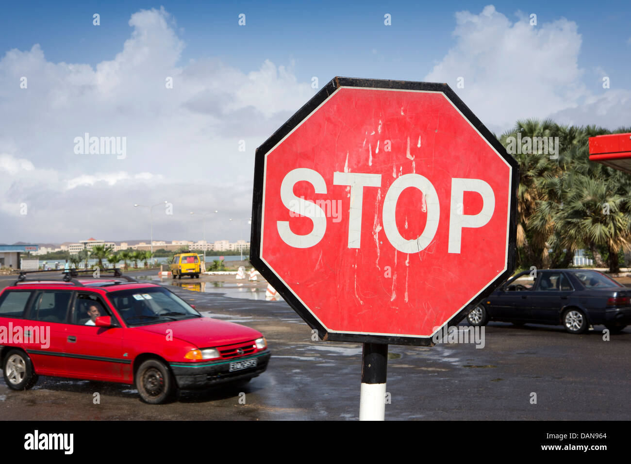 Afrika, Eritrea, Massawa, Tualud Island, Straßen, Stoppschild an Kreuzung zum Festland causeway Stockfoto