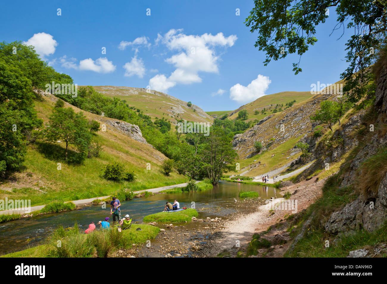 Touristen, die durch den Fluss Dove in Dovedale Derbyshire Peak District Nationalpark England UK GB EU Europe SA Stockfoto